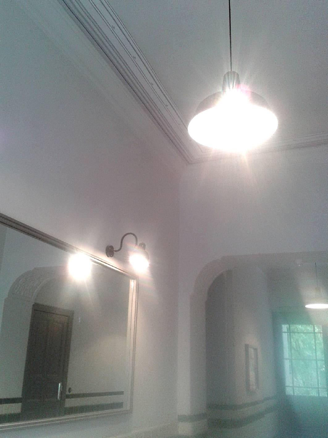 Neben den Malerarbeiten im Treppenhaus hat Malermeister / staatl. gepr. Techniker Norbert Schimpf eine Deckenmalerei und den Stuck im Eingangsbereich als Dankeschön für seine Auftraggeber Jörg und Gerald angebracht. Die Durchfahrt bzw. das Treppenhaus befindet sich in Berlin, Prenzlauer Berg. Die Deckenmalerei setzt sich in Form von Begleitstrich und Schablone neben den einfach profilierten Stuck dezent und wirkungsvoll fort.